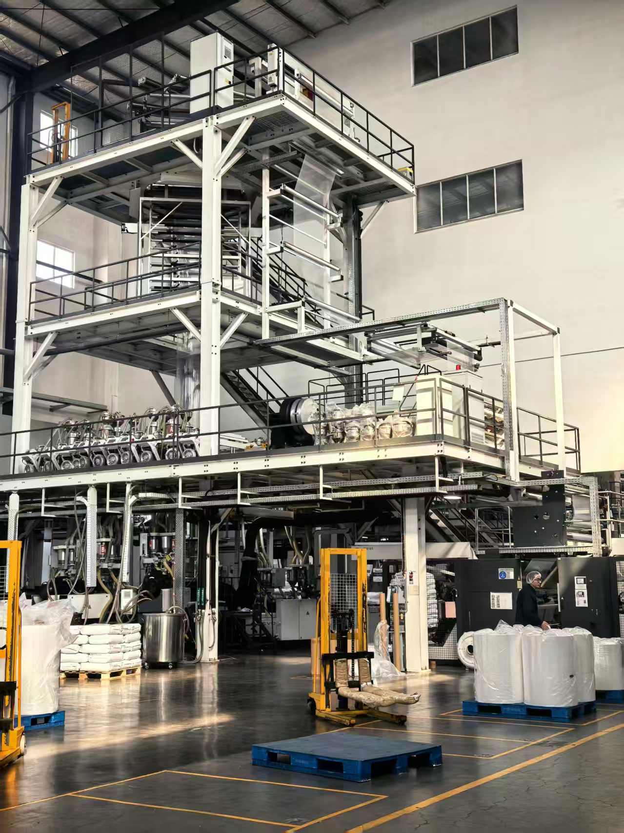 Multi-layer co-extrusion film blowing machine for packaging material support